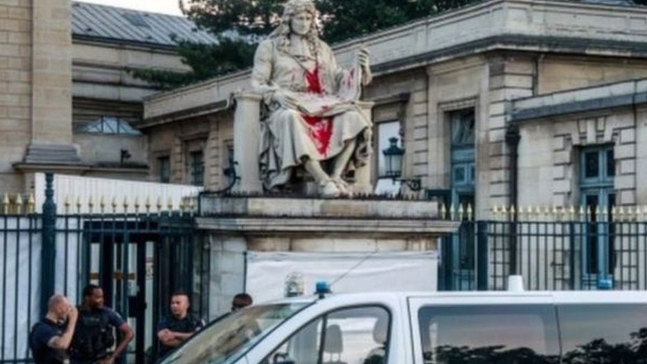 العنصرية في أوروبا: تشويه تمثال تاريخي أمام البرلمان في فرنسا وسط جدل حول العنصرية