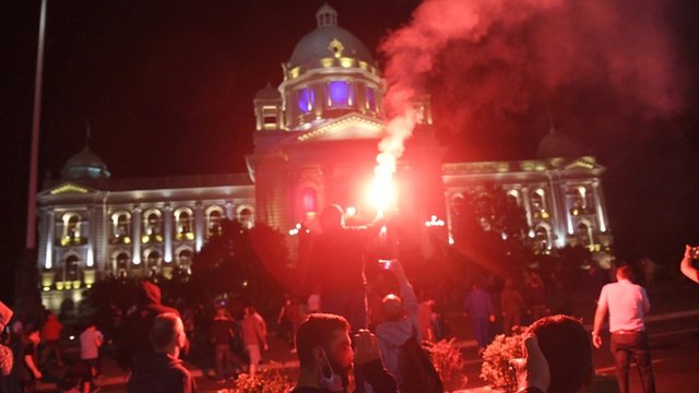 فيروس كورونا: محتجون في بلغراد يقتحمون مبنى البرلمان الصربي بعد إعادة فرض حظر للتجوال