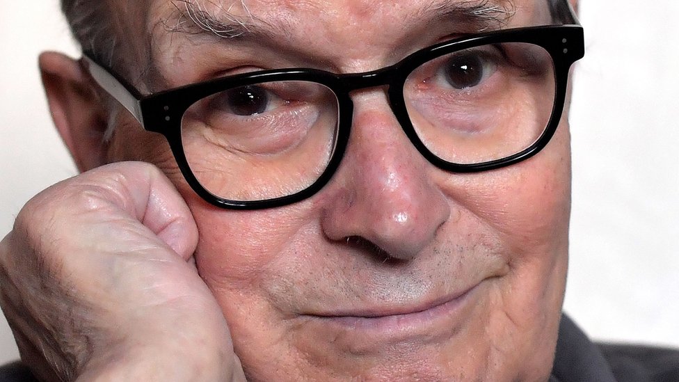 إنيو موريكوني الموسيقار الإيطالي الشهير يرحل عن 91 عاما