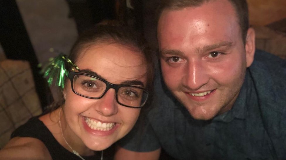 تعيسا الحظ يأملان في إتمام زفاف أُلغي مرتين