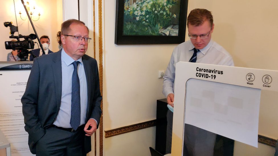 موسكو تنفي اتهامها بمحاولة سرقة أبحاث كورونا