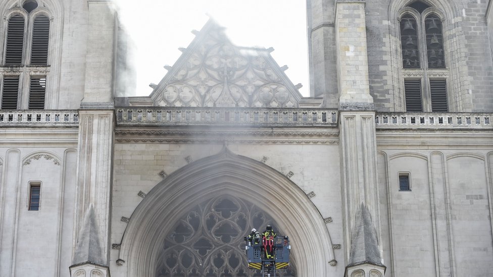 التحقيق مع لاجئ رواندي في إحراق كاتدرائية نانت