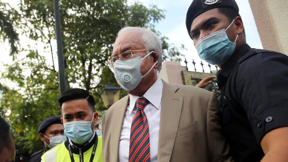 ماليزيا تدين رئيس الوزراء السابق بالفساد
