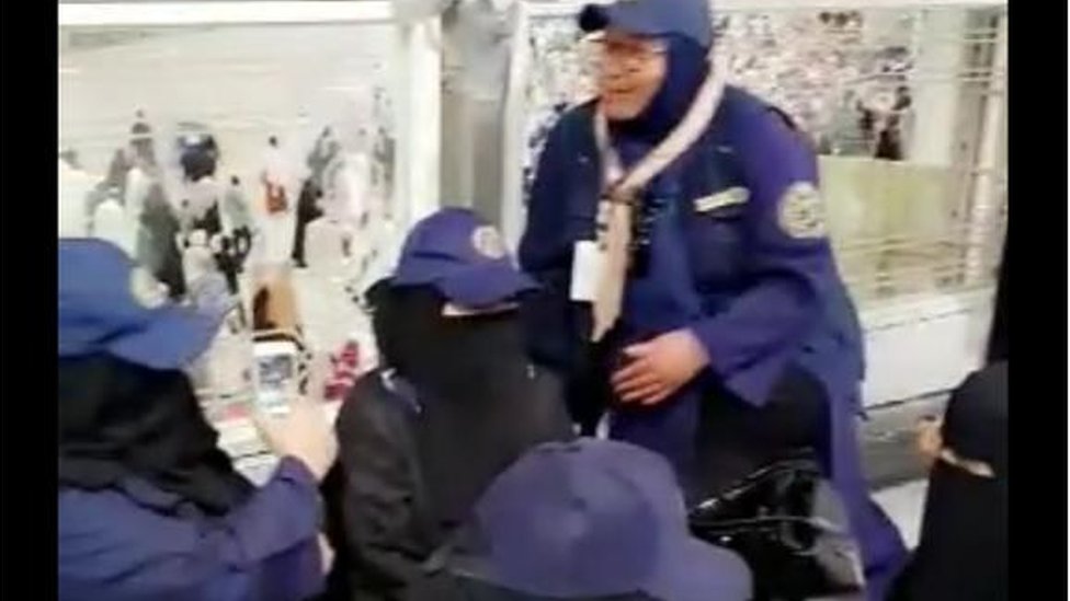 من حارسة أحذية إلى واحدة من المطوفات الرائدات