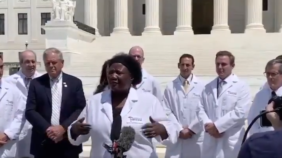 لقطة من فيديو يظهر أطباء يتجمعون أمام المحكمة الأميركية العليا