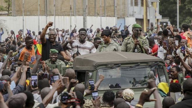 هلّلت الحشود للجنود المتمردين عند وصولهم إلى العاصمة باماكو. EPA 
