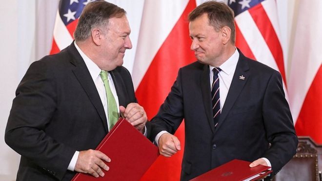 وزير الخارجية الأمريكي مايك بومبيو ووزير الدفاع البولندي ماريوز بلاشتشاك بعد توقيع الاتفاق EPA 