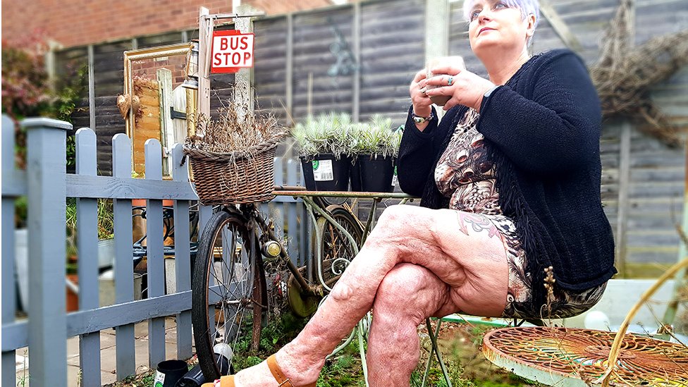 Ena Miller جين تجلس في حديقتها