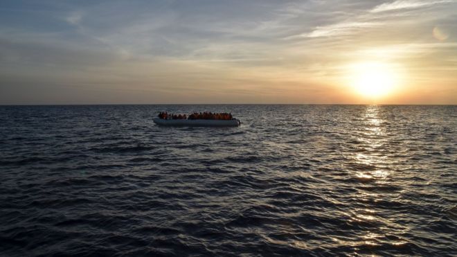 مهاجرون على متن قارب في عرض البحر قبالة السواحل الليبية GETTY IMAGES