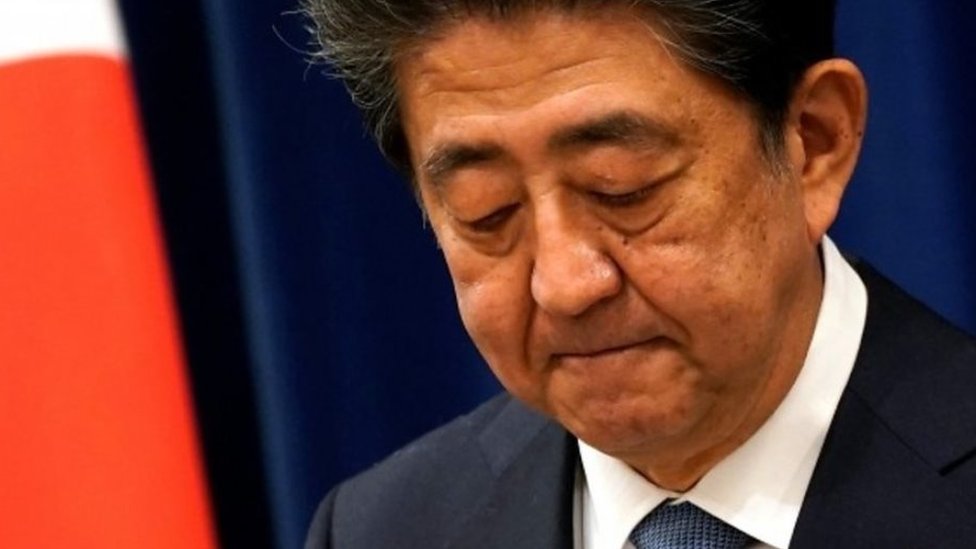 رئيس وزراء اليابان يستقيل من منصبه لأسباب صحية