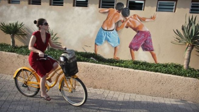 تل أبيب تمحو جدارية تصور شابين يتلصصان على النساء أثناء تغيير ملابسهن