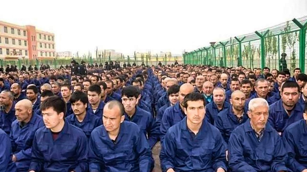 يعتقد أن نحو مليون من سكان شينجيانغ - معظمهم من الإيغور المسلمين - محتجزون في معسكرات خاصة BBC/Human Rights Watch