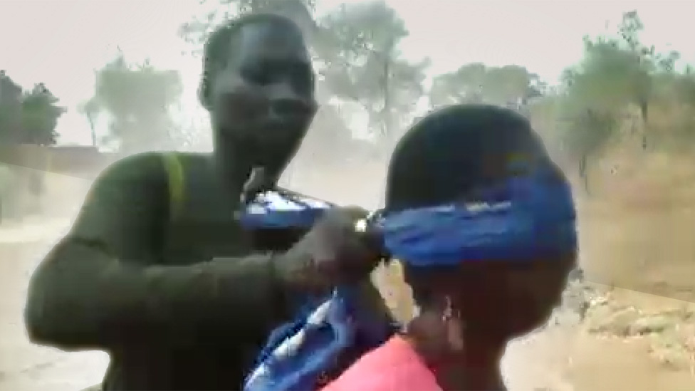 سجن جنود في الكاميرون بعد إدانتهم بقتل امرأتين وطفلين