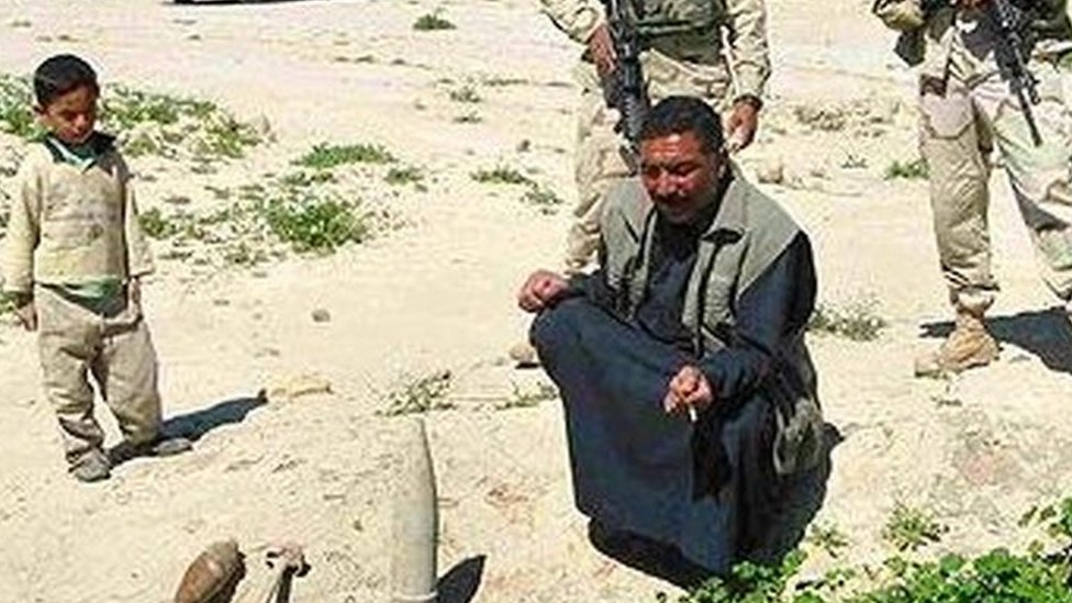 مزارع عراقي يدل جنديين اميركيين على مجموعة من القنابل العائدة الى الحرب مع ايران قرب بلدة مندلي الحدودية.