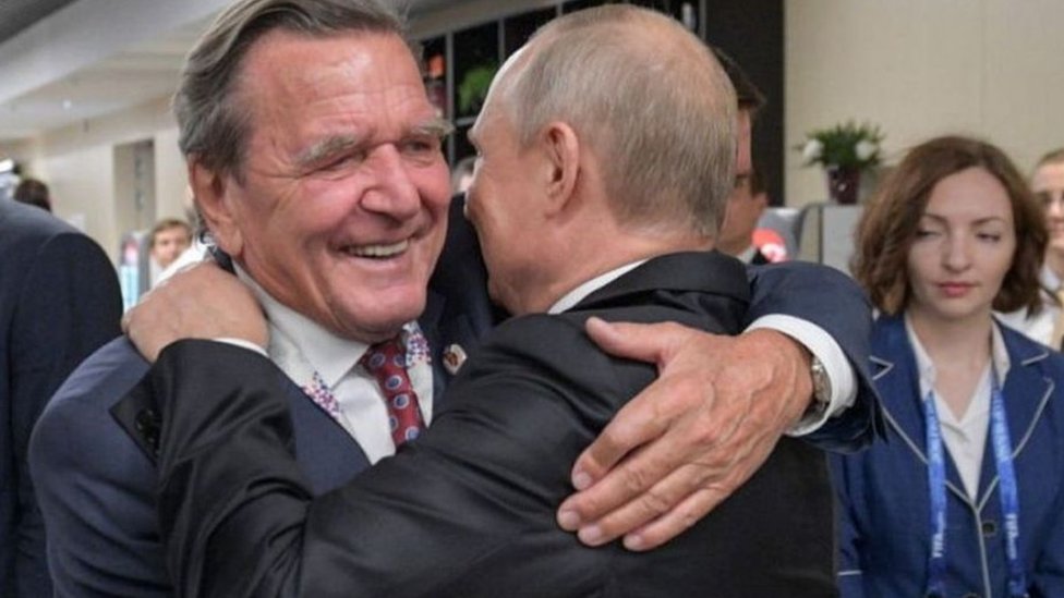 غيرهارد شرودر (اليسار) يعانق الرئيس الروسي بوتين أثناء افتتاح كأس العالم لكرة القدم في موسكو عام 2018 GETTY IMAGES