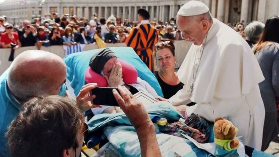 يساعد كيس فيلدبور الأشخاص المصابين بأمراض مميتة على تحقيق أمنياتهم الأخيرة، وفي هذه الحالة مقابلة البابا فرانسيس Kees Veldboer