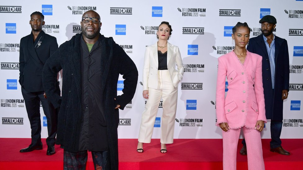 PA Media مخرج الفيلم وبعض كادره على السجادة الحمراء قبل الافتتاح