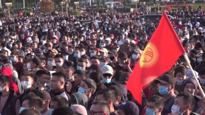 انتخابات قيرغيزستان: اشتباكات بين متظاهرين والأمن بسبب مزاعم 