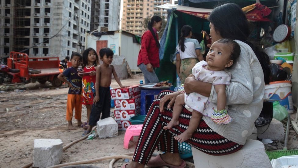 ستكون الزيادة المتوقعة في معدل الفقر هي الأولى منذ عام 1998 عندما هزت الأزمة المالية الآسيوية الاقتصاد العالمي Getty Images