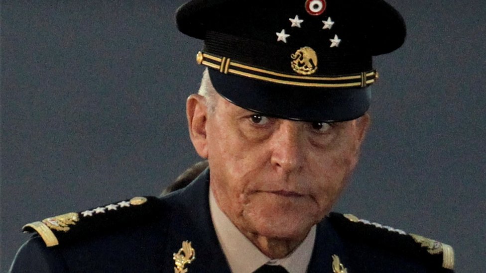 وزير الدفاع السابق الجنرال سالفادور سينفويغوس