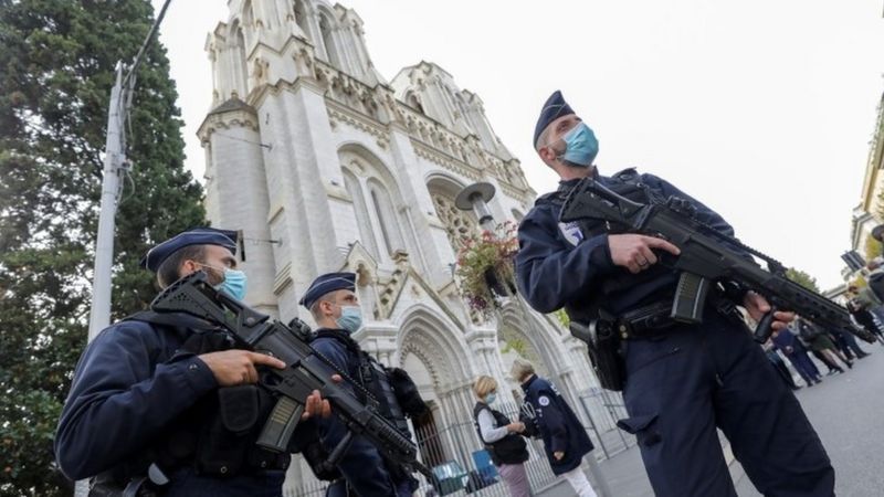 الشرطة الفرنسية تعاملت مع حادث القس كعمل إرهابي لأنه جاء بعد هجوم نيس وقتل ثلاثة أشخاص
