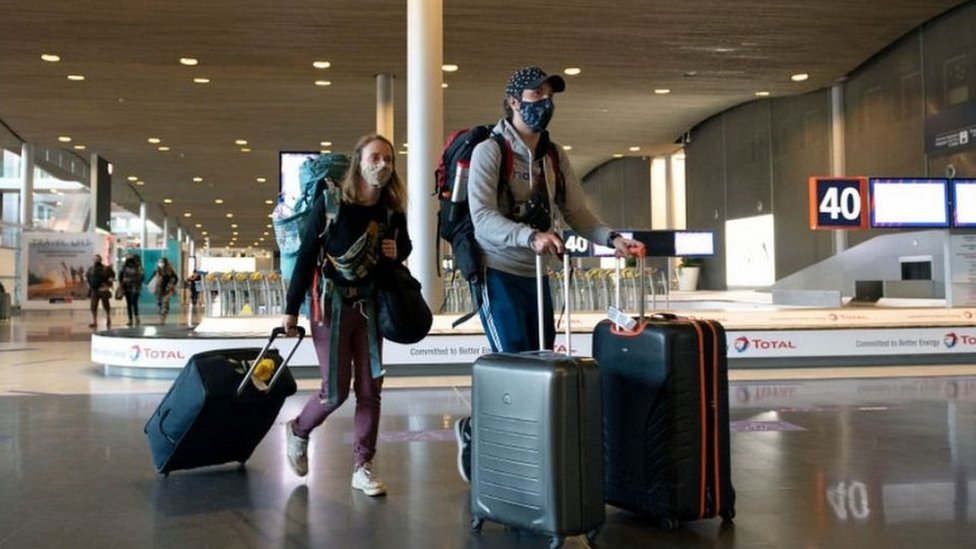 يشهد مطار شارل ديغول في باريس حاليا تناقصا شديدا في أعداد المسافرين Getty Images