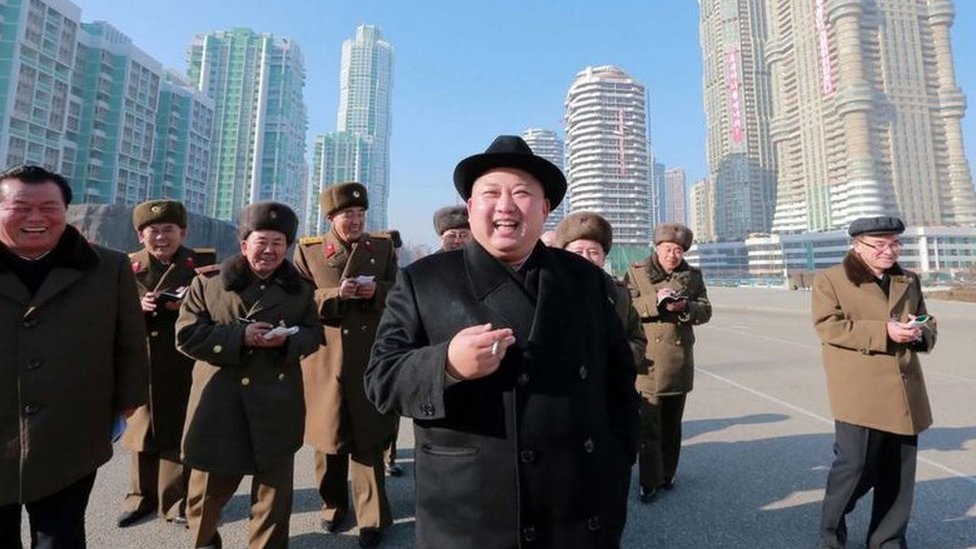 وسائل الإعلام الحكومية غالبا ما تظهر الزعيم الكوري الشمالي كيم جونغ أون حاملا سيجارة في يده Getty Images