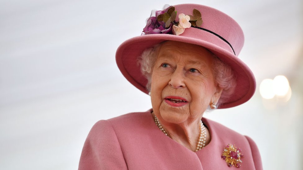 ملكة بريطانيا على قيد الحياة، لكن الإذاعة نشرت نعيها بالخطأ