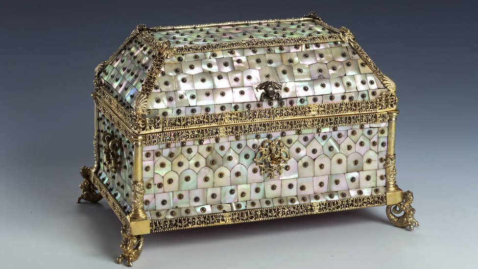 يضم المتحف عناصر نادرة مثل صندوق أم اللآلئ الهندي من القرن السادس عشر