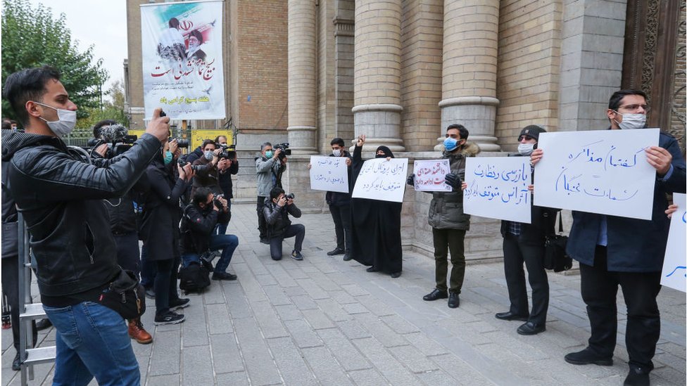 إيرانيون يتظاهرون أمام وزارة الخارجية في طهران، احتجاجا ما يرونه تفريطا في المواقف الإيرانية الذي أدى، كما يقولون، إلى على اغتيال فخري زادة