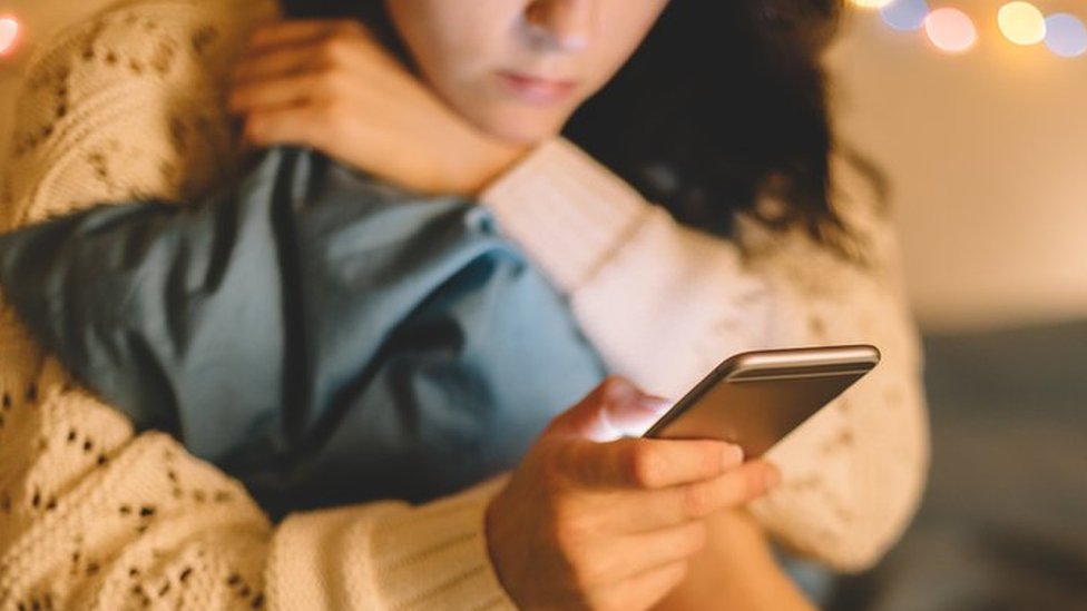 فتيات يتحدثن عن تجارب إبتزاز جنسي عبر الإنترنت