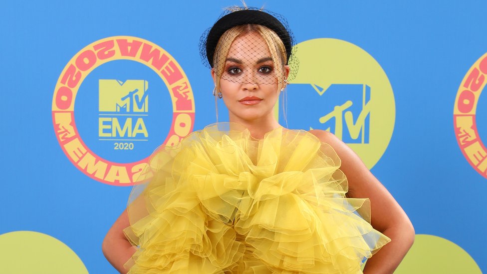 لماذا اعتذرت نجمة البوب ريتا اورا بعد زيارة مصر؟