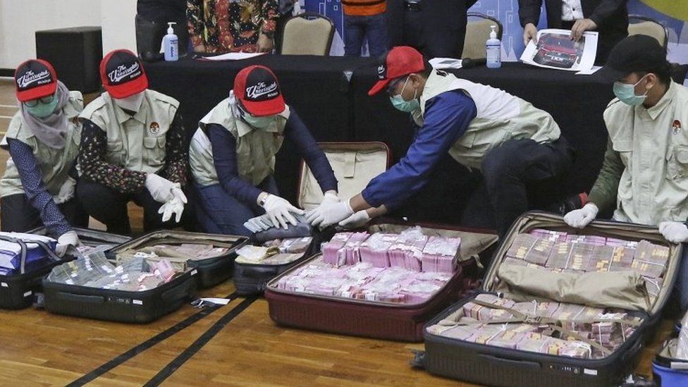 الوزير خبأ في حقائب 14.5 مليار روبية اتهم بالحصول عليها من تسهيل تلاعب متعاقدين لتوريد مساعدات للمتضررين من وباء كورونا.