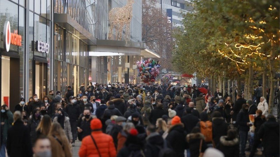 الحكومة الألمانية منعت احتفالات العام الجديد وستغلق المدارس والمتاجر والمطاعم لمدة أسبوعين EPA