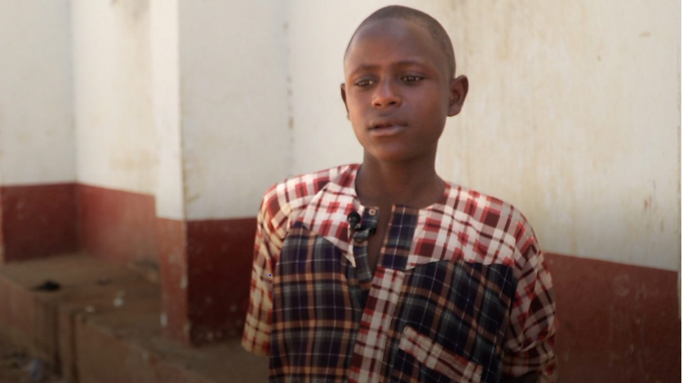 مقطع من الفيديو يظهر أحد الأطفال يقدم مطالب نيابة عن بوكو حرام BBC