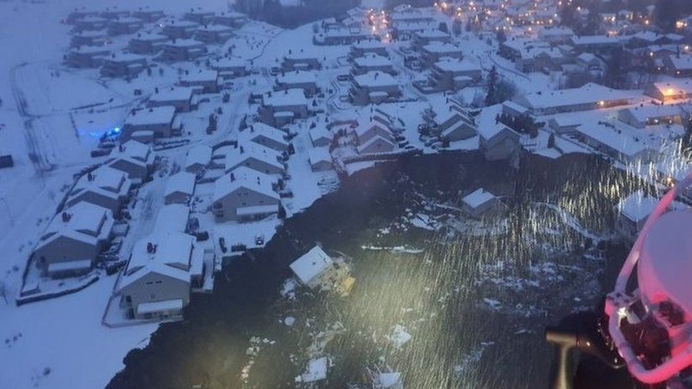 انهيار أرضي يدفن منازل قرية في النرويج