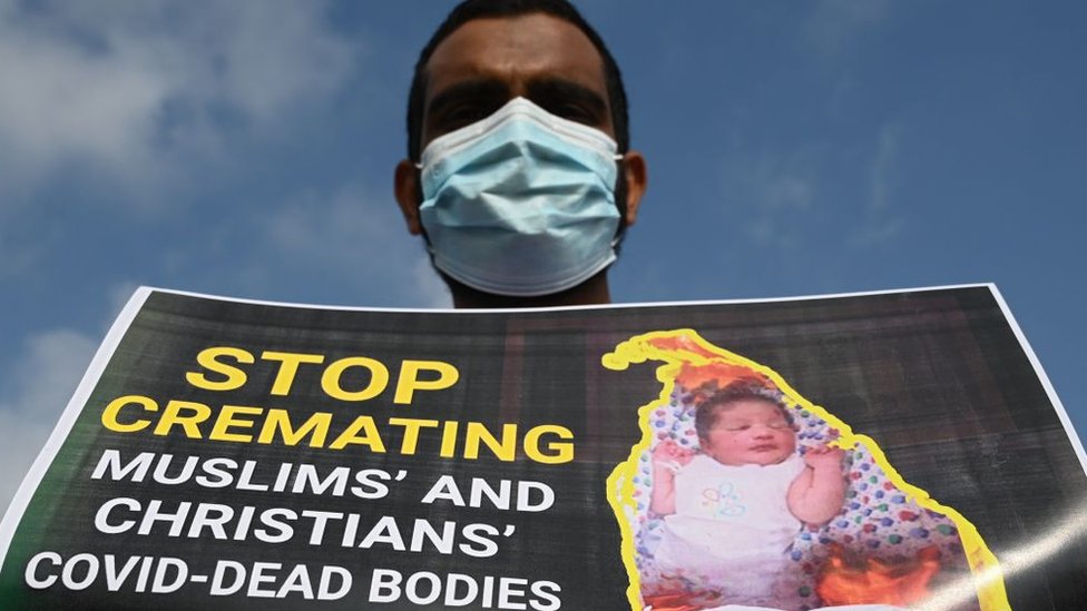 الأقلية المسلمة في سريلانكا تناضل من أجل تغيير القانون الذي يفرض حرق جثث موتى كوفيد 19 AFP