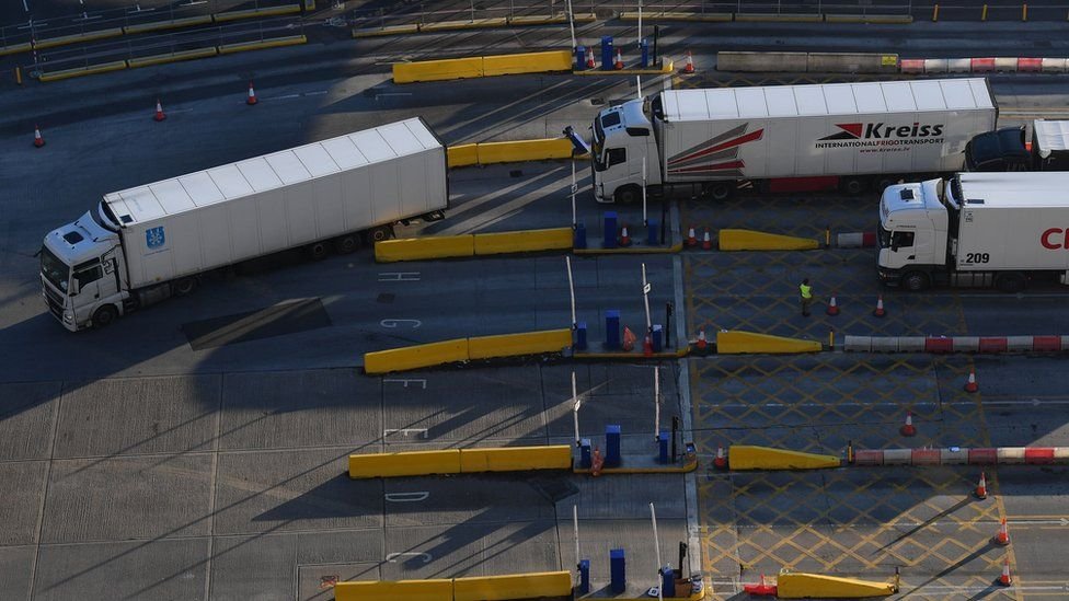 شاحنات بضائع أوروبية تصل إلى ميناء دوفر البريطاني قبل ساعات من خروج بريطانيا من السوق الأوروبية الداخلية وعودة التعريفات Getty Images