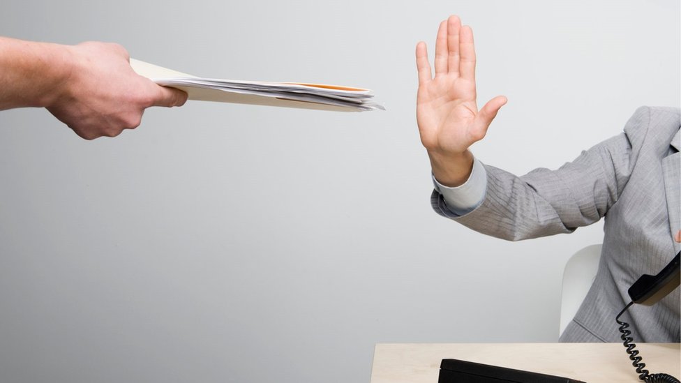 أربع طرق تساعدك في أن ترفض طلب مديرك في العمل بشكل لائق