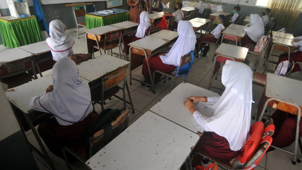 لم يعد يُسمح للمدارس بإجبار الطالبات على ارتداء الحجاب Reuters