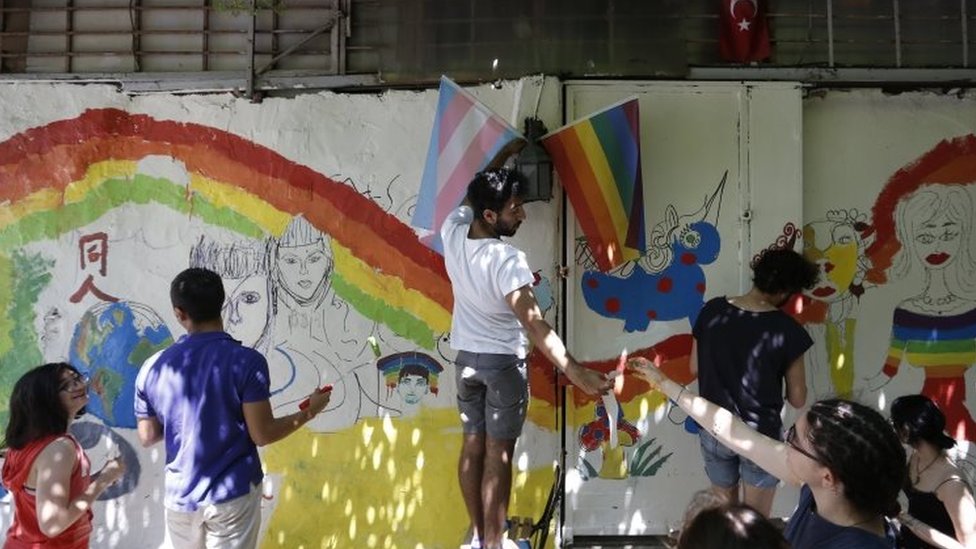 نشطاء يرسمون جداريات بألوان قوس قزح قبل تنظيم المسيرة السنوية EPA