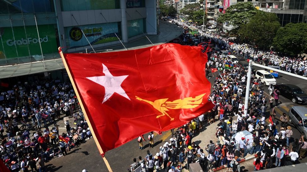 الآلاف يحتجون على الانقلاب العسكري Getty Images