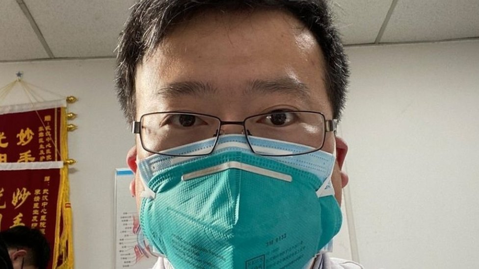 عام على وفاة أول طبيب صيني حذر من وباء كورونا 