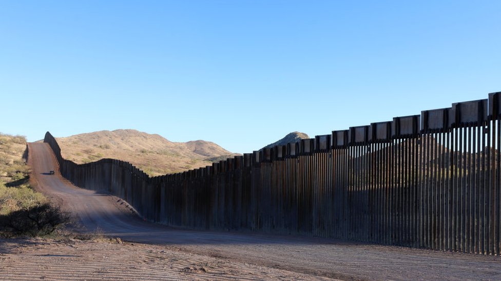 بايدن يلغي تمويل الجدار الحدودي مع المكسيك