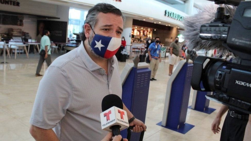 السيناتور الجمهوري تيد كروز يواجه أسئلة في مطار كانكون بالمكسيك في الـ 18 من فبراير