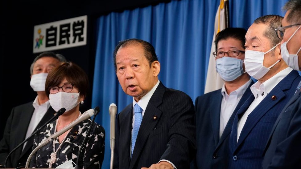 تحدث توشيهيرو نيكاي، أمين عام الحزب الديمقراطي الليبرالي، خلال مؤتمر صحفي عن خطة الحزب Getty Images