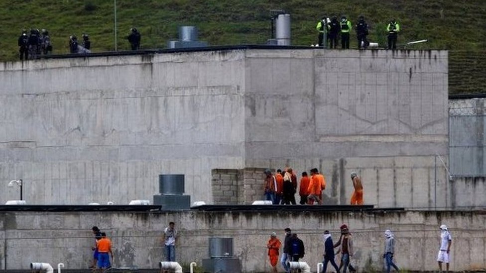 يمكن رؤية سجناء على سطح سجن 