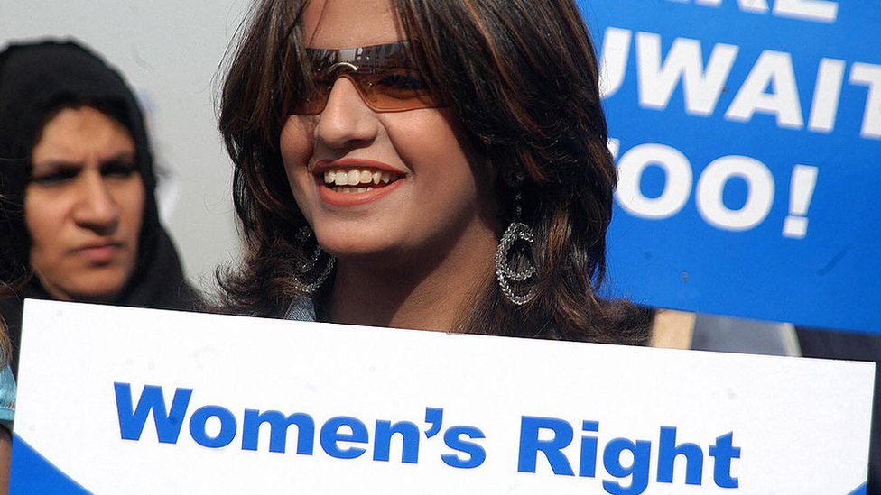 Getty Images وقفة نسائية أمام البرلمان الكويتي للمطالبة بمزيد من الحقوق السياسية للمرأة في البلاد (صورة أرشيفية)