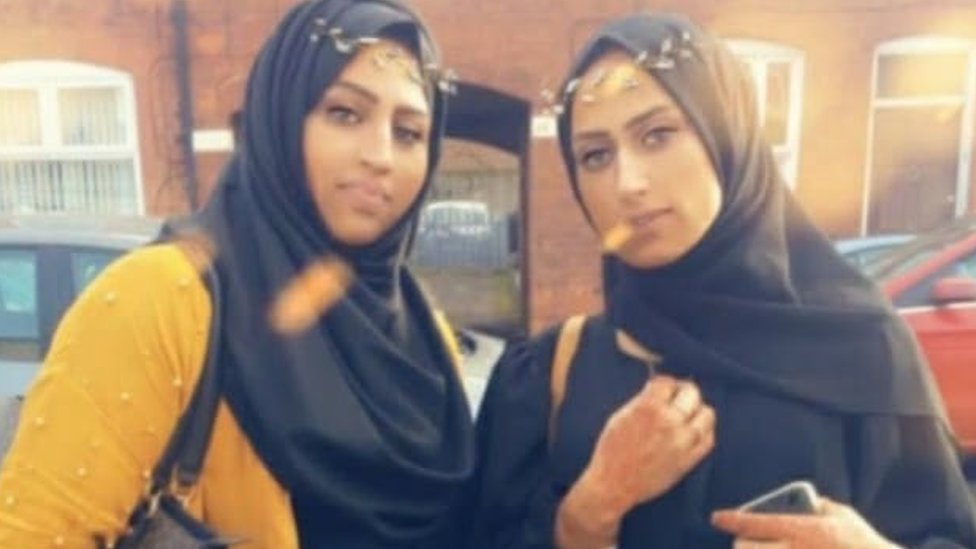 Kazeema Afzal قسيمة (يمين الصورة) وشقيقتها أريما