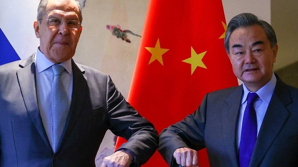 EPA صورة تجمع بين وزيري خارجية روسيا سيرغي لافروف ووزير خارجية الصين وانغ يي